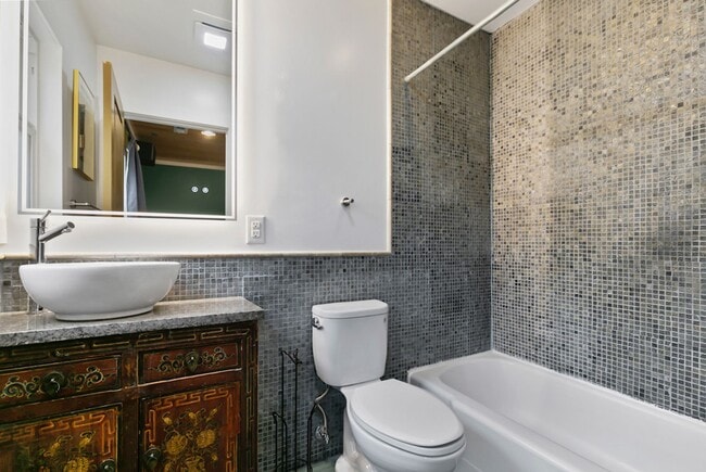 Building Photo - Classic Portland Bungalow