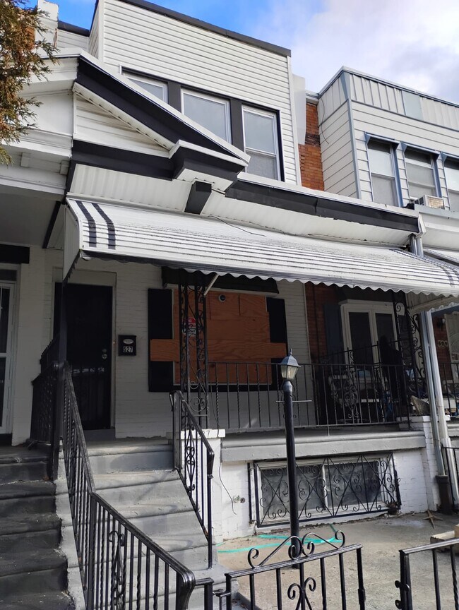 Building Photo - 527 S Redfield St