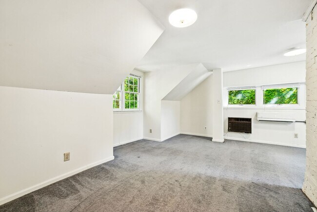 Building Photo - 212 Barclay Rd