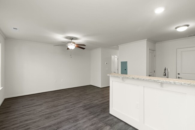 Building Photo - 2 Bed 2.5 Bath Townhome