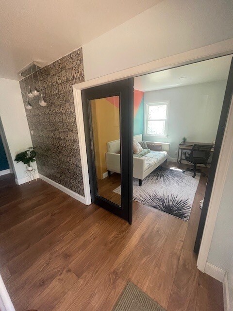 Building Photo - Fully Renovated 5 Beds Home in South Park ...