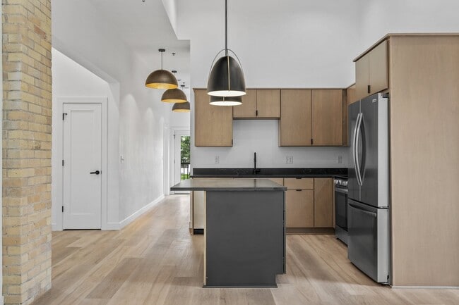 Building Photo - 308 Oak St