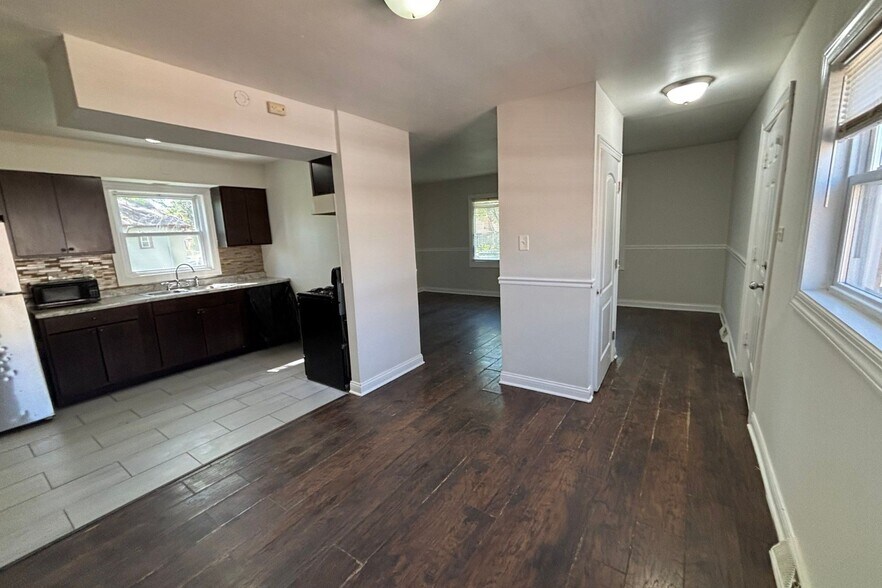 Building Photo - 1109 W 110th Pl