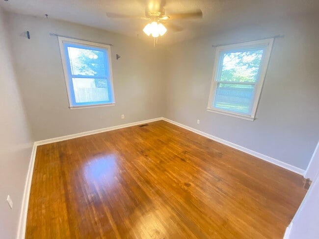 Building Photo - For Lease - 2 Beds, 1 Bath,