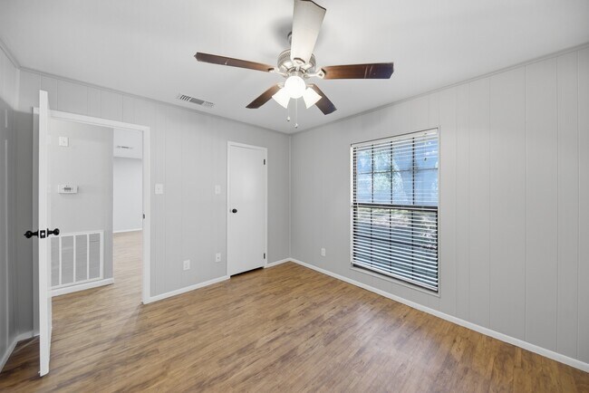 Building Photo - 600 E Stone St