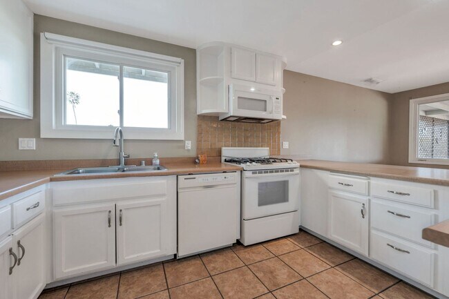 Building Photo - CHARMING 3-BED 2-BATH NEAR THE BAY WITH SPECTACULAR CANYON VIEW