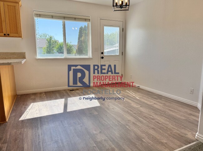Building Photo - 5 Bedroom 3.5 Bath Duplex - 2 car garage