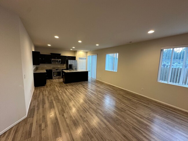 Building Photo - Pet friendly Spacious 4 bedroom + bonus ro...