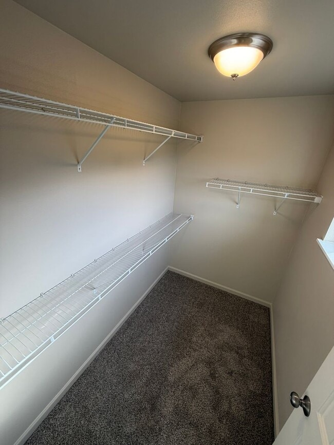 Building Photo - **MOVE IN SPECIAL!** 3 Bedroom Duplex Close to Shopping and Schools!