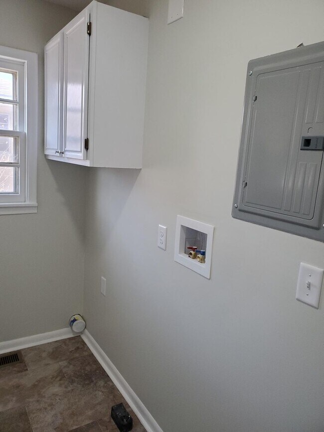 Building Photo - Like New 3 bedroom 1.5 bath  Ranch Near Kellogg and Rock