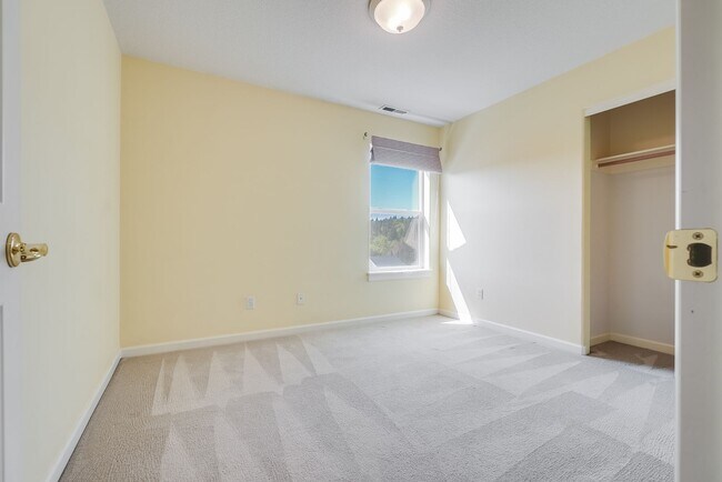 Building Photo - 15532 SE Henderson Way