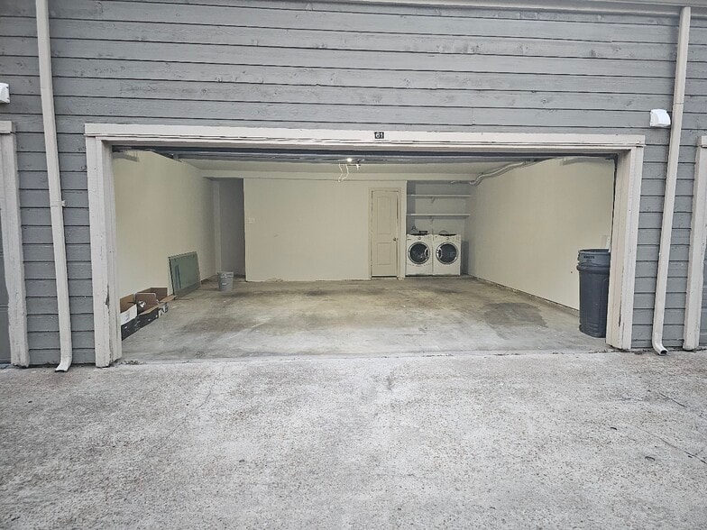 Building Photo - 6601 Sands Point Dr