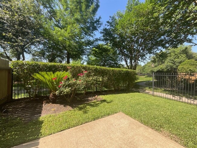 Building Photo - 3325 Clearview Cir