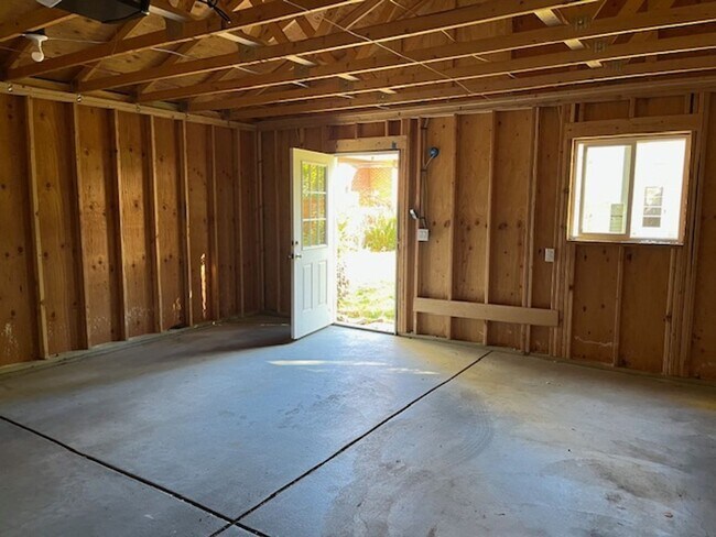 Building Photo - Old Town Updated 3 bed home w detached garage
