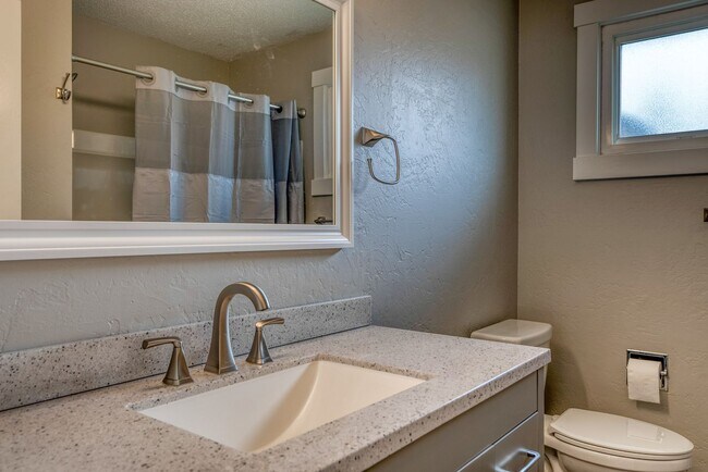 Building Photo - Beautifully renovated three bedroom with l...