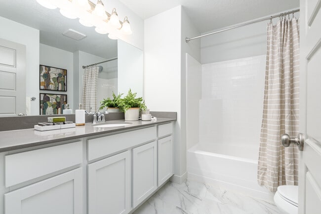 Building Photo - Scenic Slopes