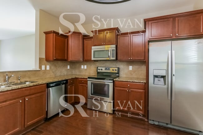 Building Photo - Don't miss out on this charming 3BR 2.5BA home