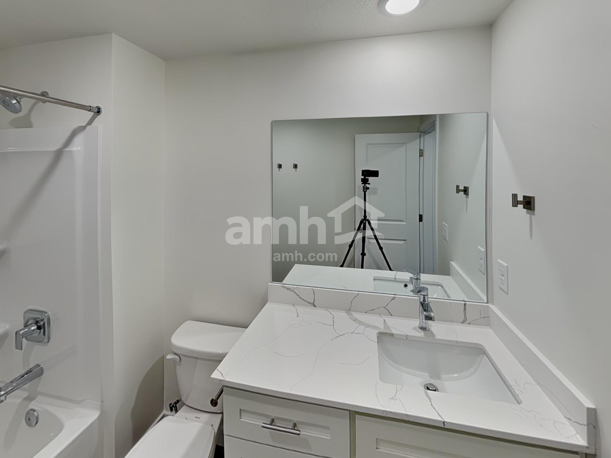 Building Photo - 1346 W Mahogany St