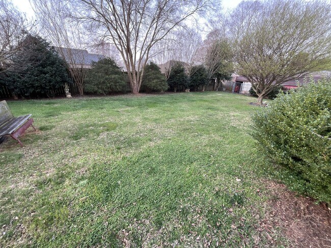 Building Photo - "Charming Kernersville Retreat: Spacious 4-Bed Gem with Granite Touches & Cozy Fireplace"