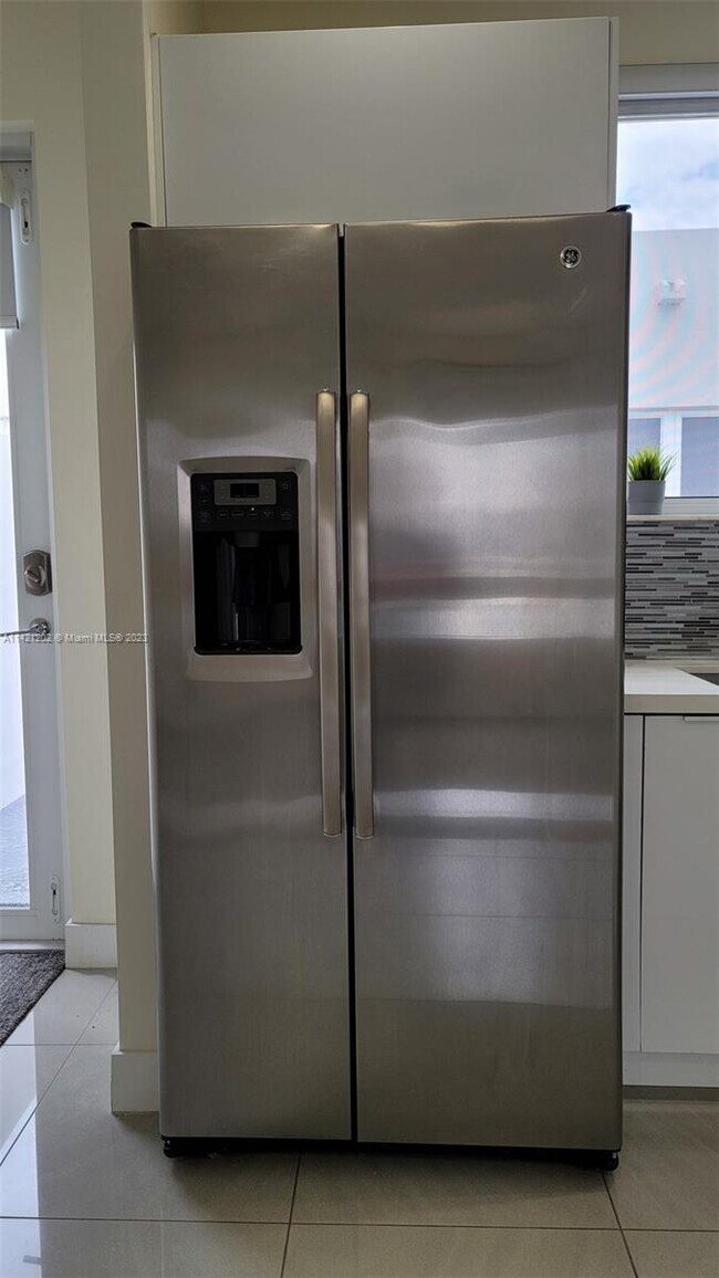 Building Photo - 6331 NW 105th Ct