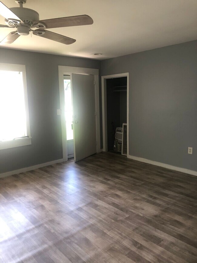 Building Photo - Charming Ranch