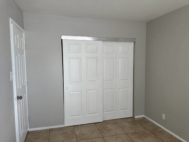 Building Photo - Fresh, Comfortable & Easy to Show!