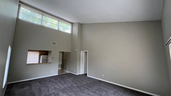 Building Photo - 112 Dahlia Village Cir