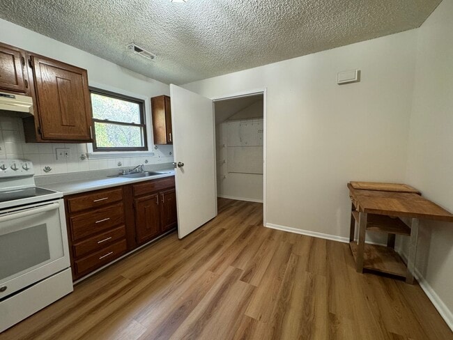 Building Photo - TWO BEDROOM TOWNHOME