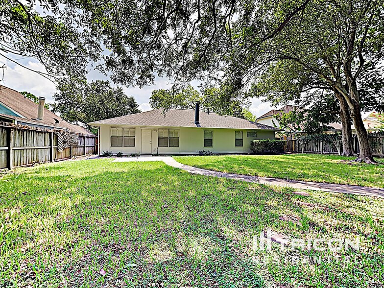 Building Photo - 824 Oakridge Dr