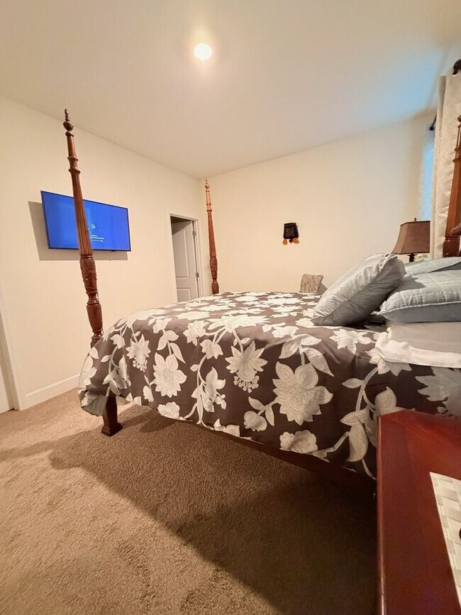 Building Photo - Beautifully appointed nearly new home