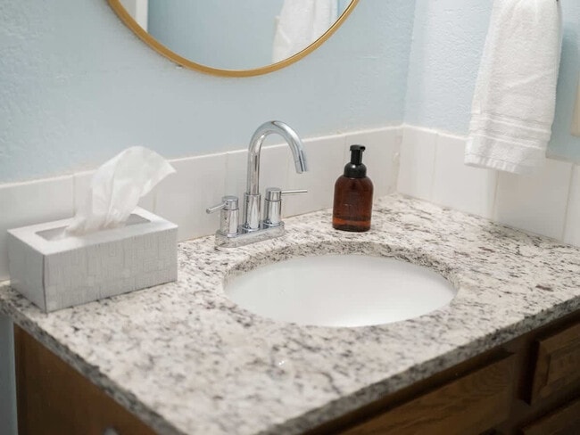 Building Photo - 2110 Loren Cir