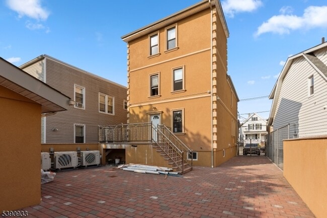 Building Photo - 108 Paine Ave