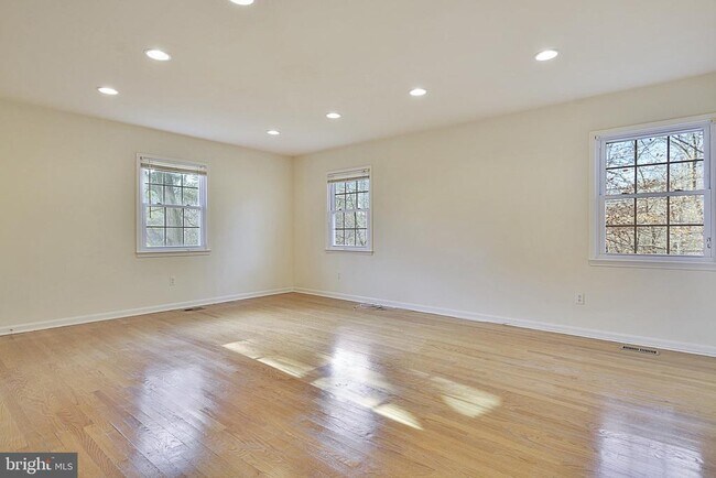 Building Photo - 10121 Donegal Ct