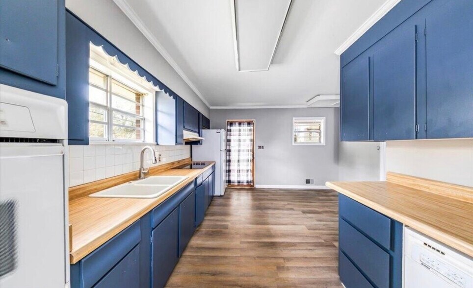 Building Photo - 2363 Robin Hood Rd