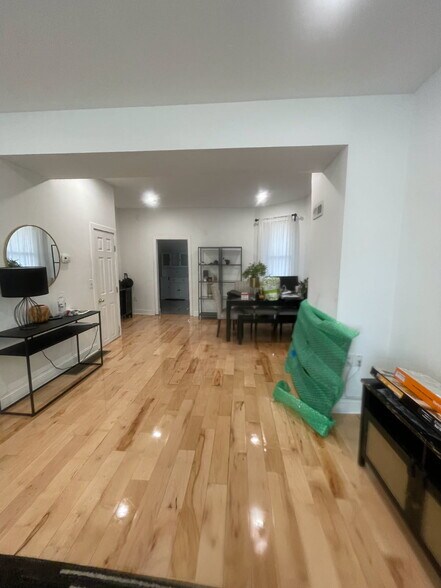 Primary Photo - 5759 Larchwood Ave