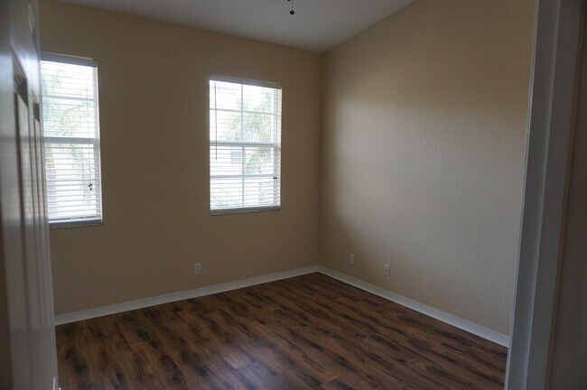 Building Photo - 335 E Thatch Palm Cir