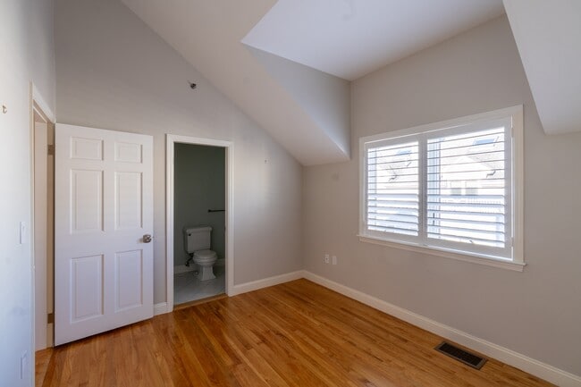 Building Photo - 606 Chandlers Wharf