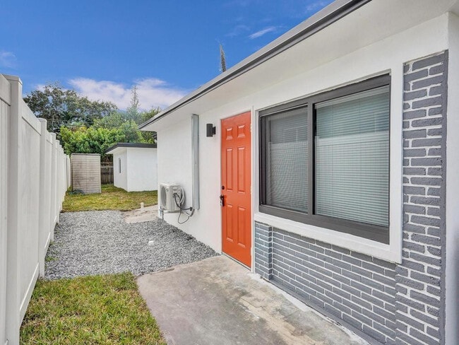 Building Photo - 940 SW 28th St