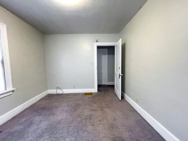 Building Photo - PRELEASING for AUGUST! Close to Campus