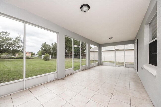 Building Photo - 710 Paris Dr