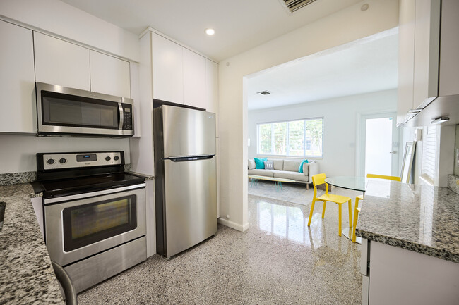 Building Photo - 532 NE 16th Ct