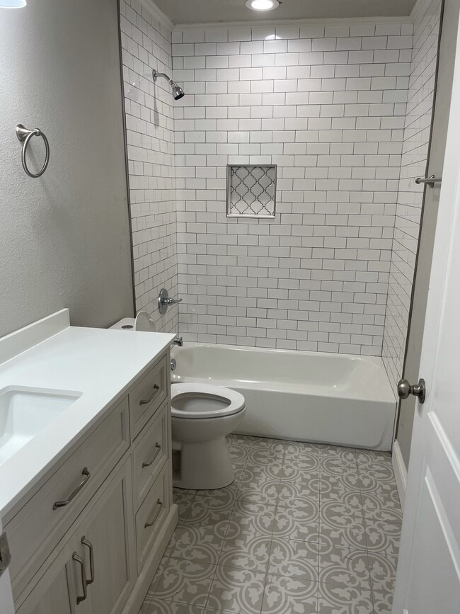 Building Photo - 613 S Andrews Ave