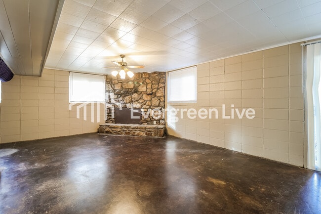 Building Photo - 5024 Lynn Ln