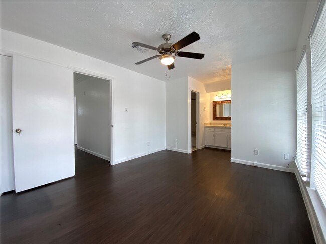 Building Photo - 10682 Hazelhurst Dr