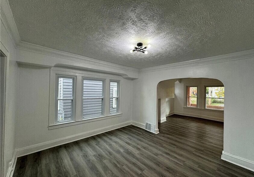 Building Photo - 3732 E 144th St