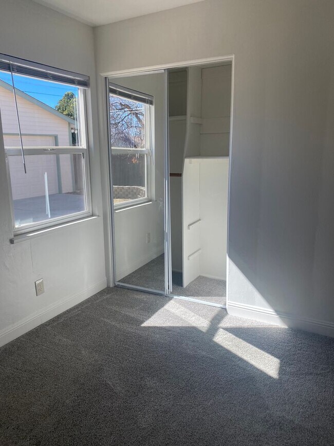 Building Photo - Sweet 4 bd, 2 bath, 2+car garage near MidTown