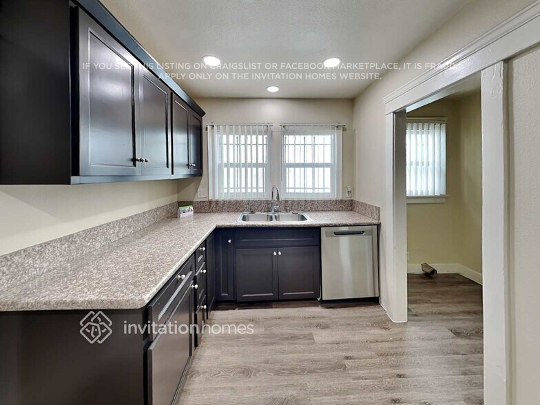 Building Photo - 2048 W 65th Pl