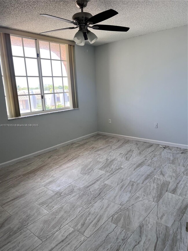 Building Photo - 1062 W 42nd Pl