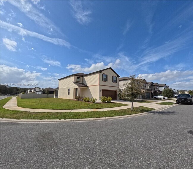 Building Photo - 2647 E Lake Pointe Dr
