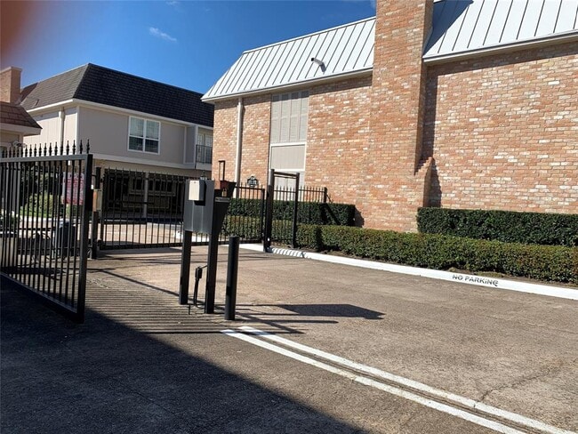 Building Photo - 2230 S Piney Point Rd